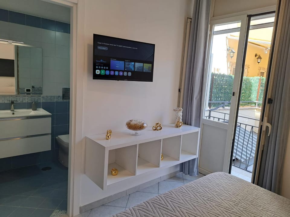 Bed, Bathroom, TV and multimedia, View (from property/room), Balcony/Terrace, Photo of the whole room, Bedroom, furniture, heating, internet