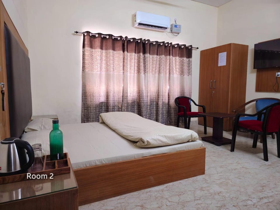 Bed, TV and multimedia, Photo of the whole room, Seating area, Bedroom, air conditioner