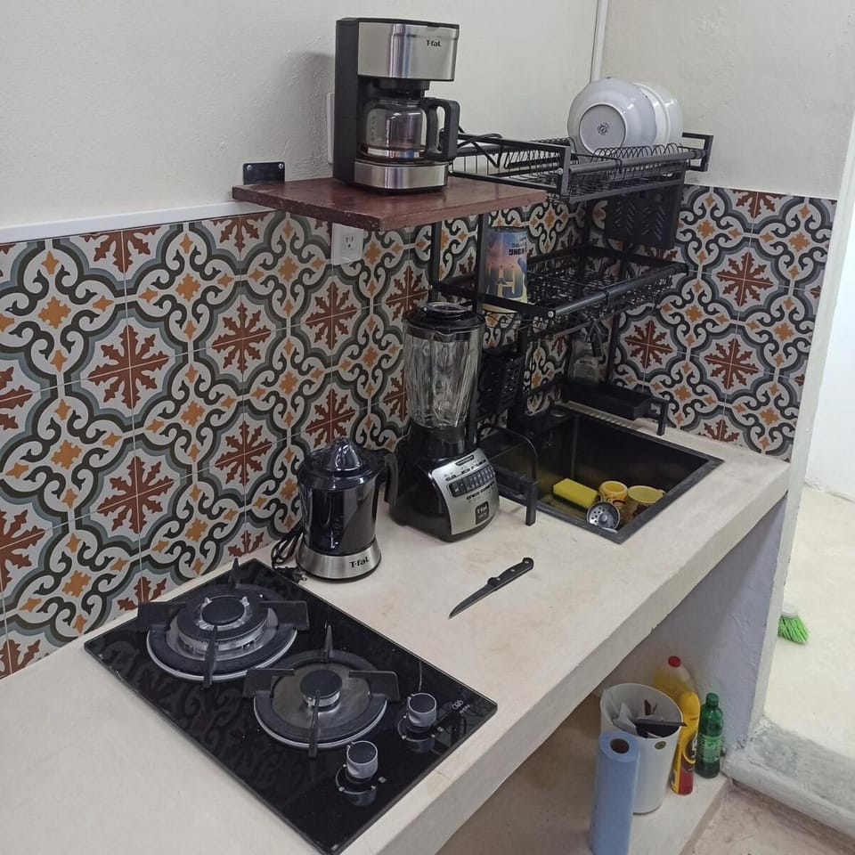 Coffee/tea facilities, Kitchen or kitchenette, stove