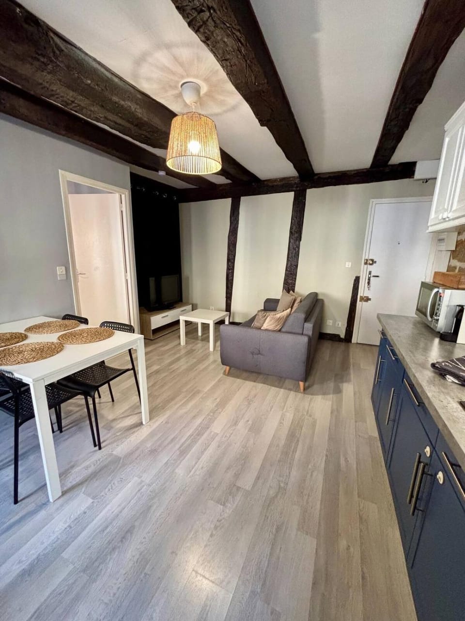 Living room, Seating area, Dining area, stove