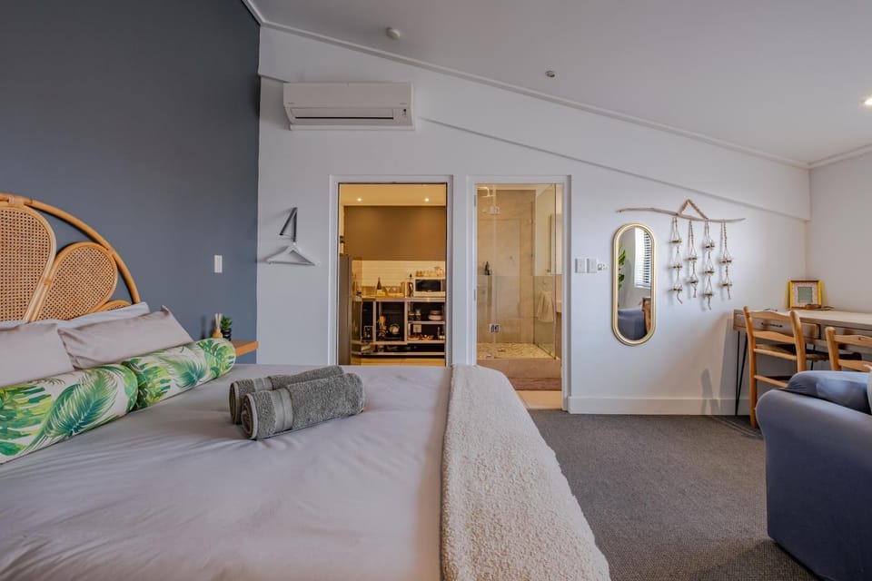 Bed, Kitchen or kitchenette, Photo of the whole room, Seating area, Bedroom, air conditioner