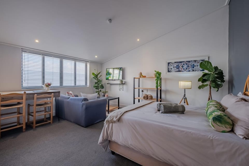 Bed, TV and multimedia, Living room, Photo of the whole room, Seating area, Bedroom