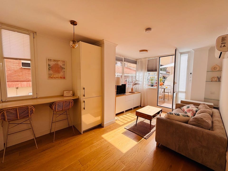Apartment with private Terrace, Kingsize Bed, Highspeed-Wifi & AC Apartment in Malaga