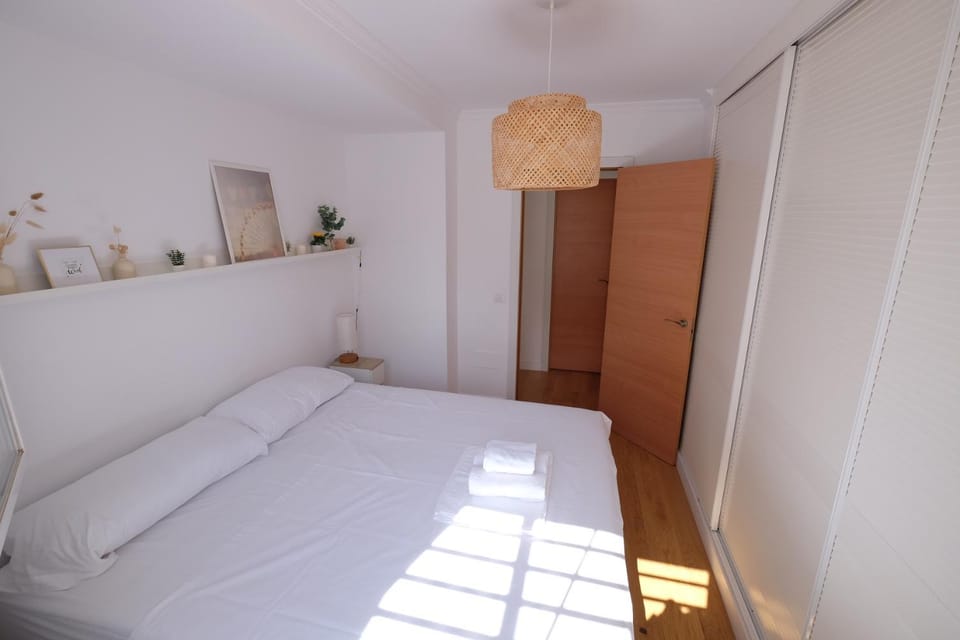 Apartment with private Terrace, Kingsize Bed, Highspeed-Wifi & AC Apartment in Malaga