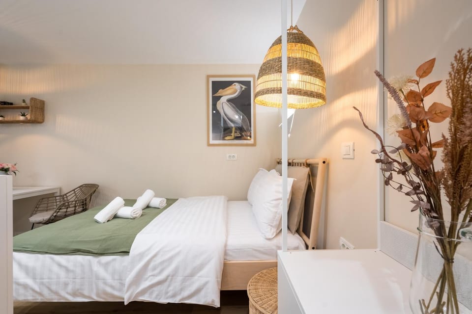 Bed, Bedroom, towels