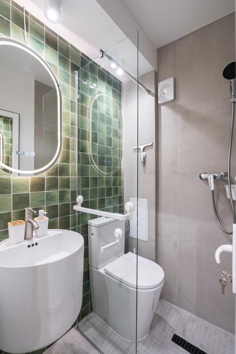 Shower, Toilet, Bathroom, towels