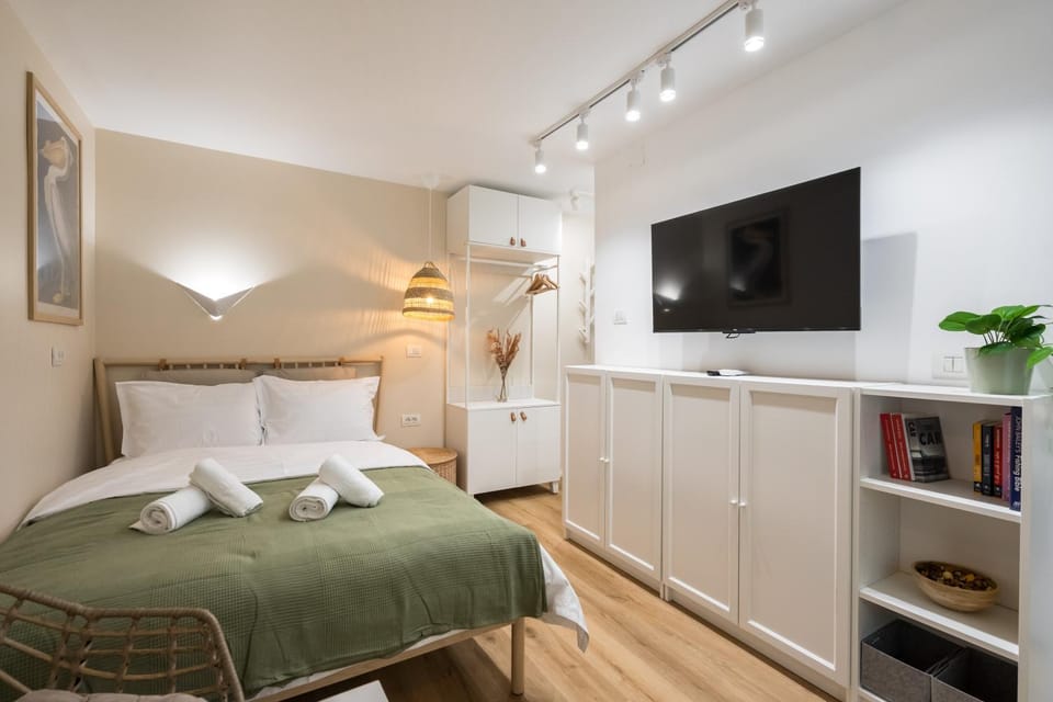 Bed, TV and multimedia, Photo of the whole room, Bedroom, towels