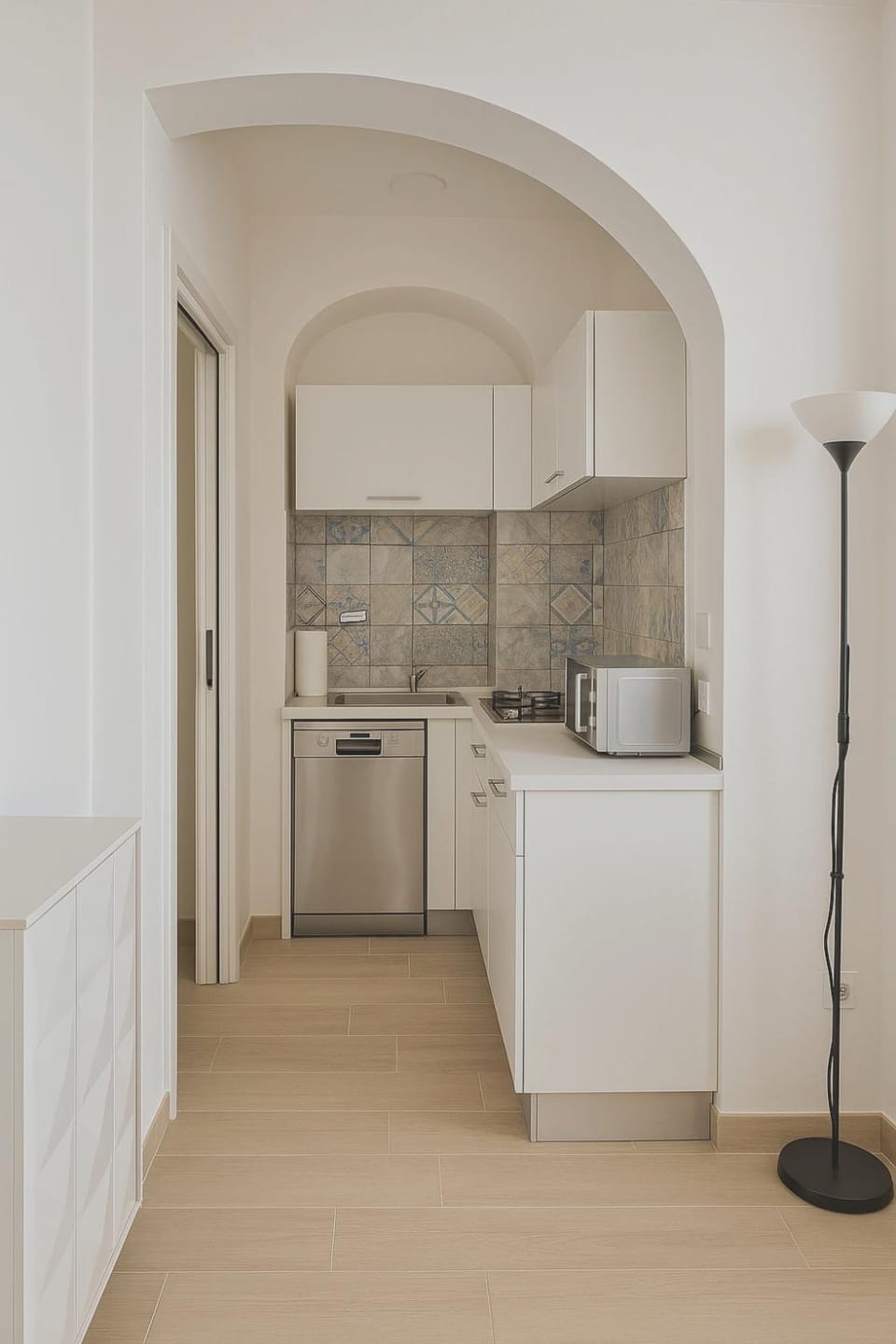 Kitchen or kitchenette, dishwasher, stove