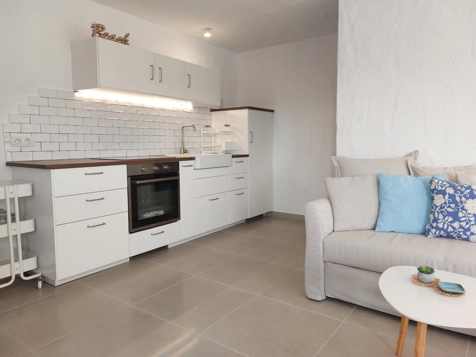 Kitchen or kitchenette, oven, pet friendly, stove