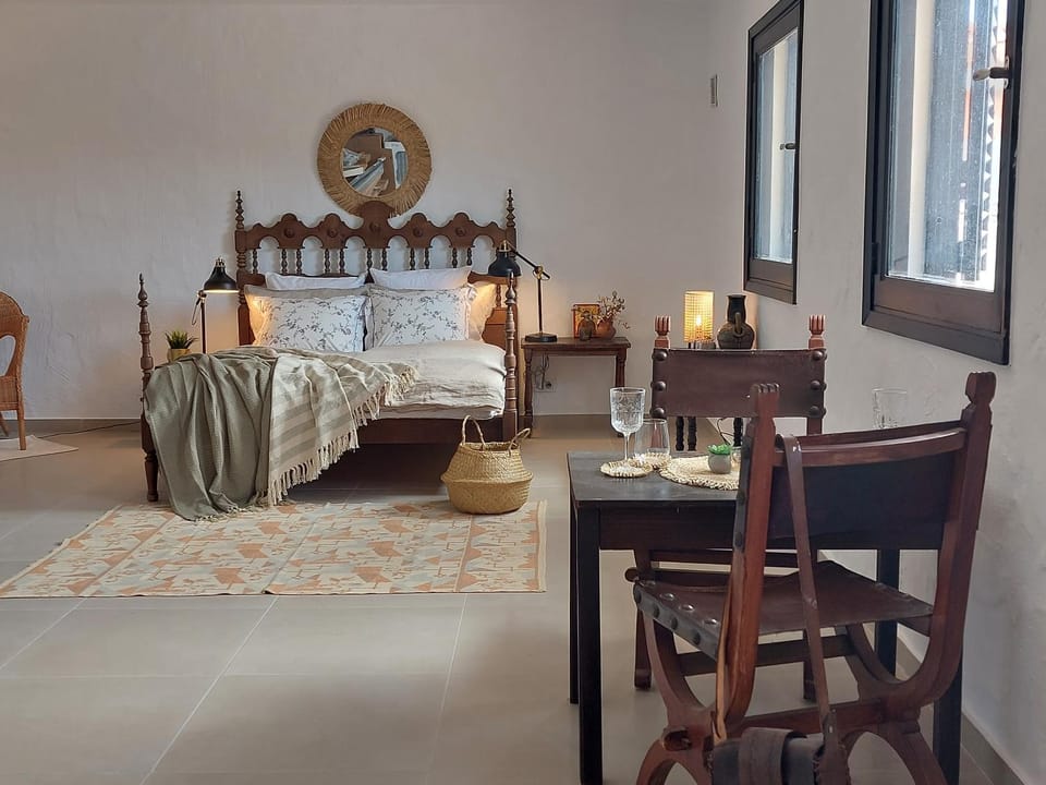 Bed, Photo of the whole room, Dining area, Bedroom