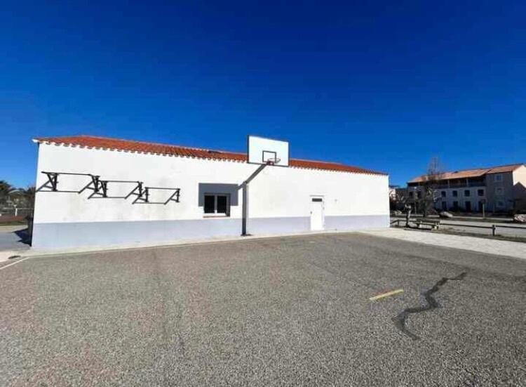 Lake view apartment with pool Apartment in Le Barcarès
