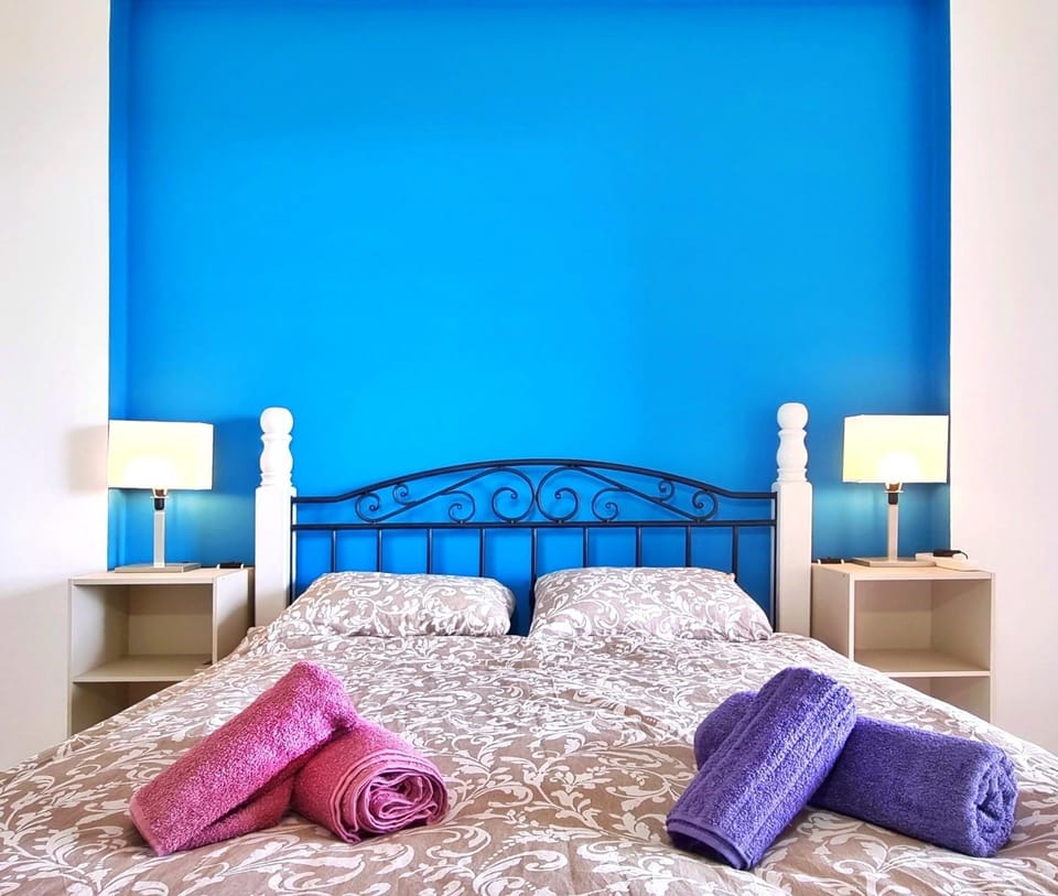 Bed, Photo of the whole room, Bedroom, towels