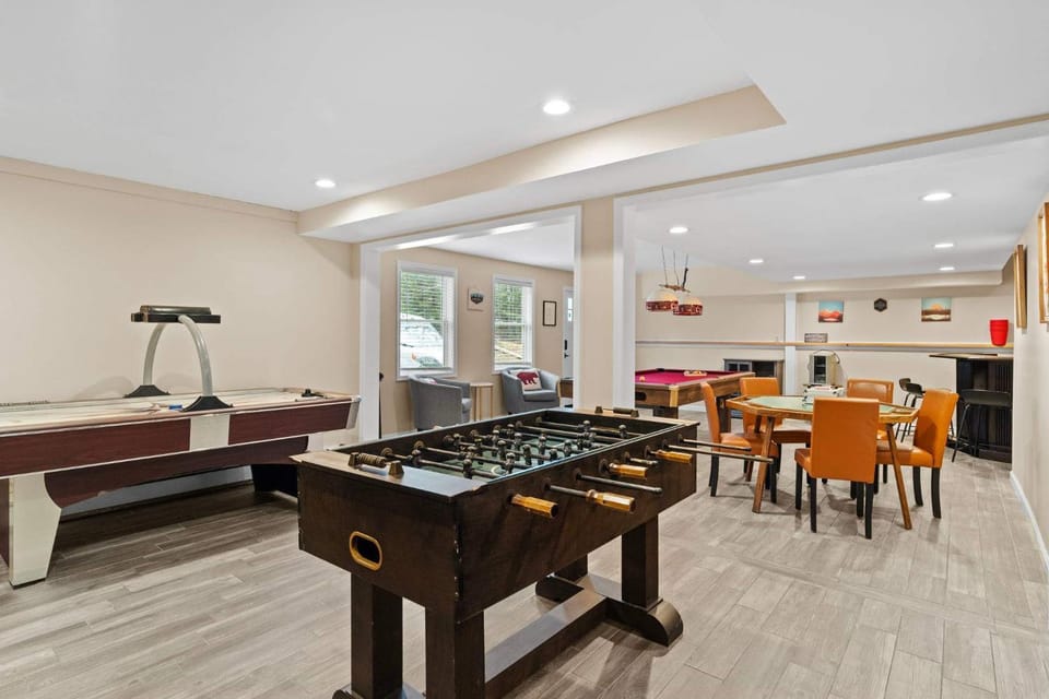 Spacious Game Room Seclusion Hot Tub and more House in Pocono Mountains