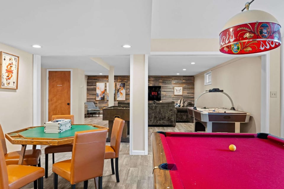 Spacious Game Room Seclusion Hot Tub and more House in Pocono Mountains