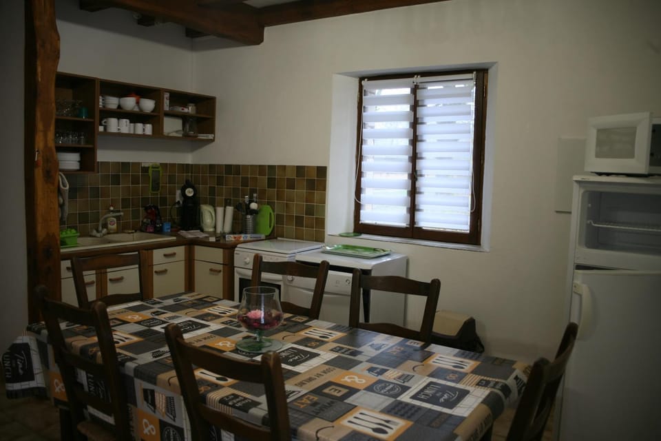 Kitchen or kitchenette, Dining area, oven, stove