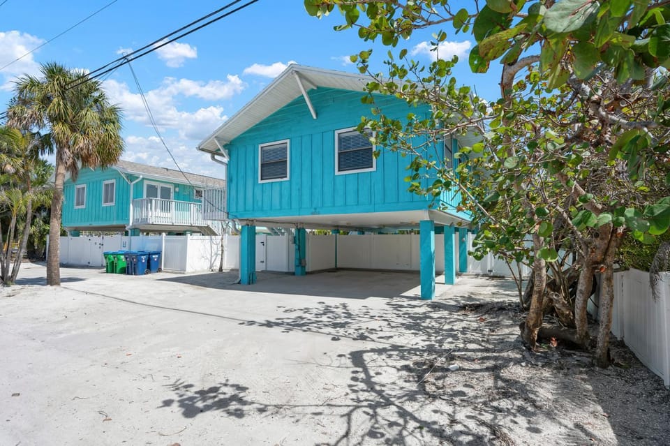 Hidden Treasure Unit A! Modern duplex with shared pool just 200 steps to the beach! House in Holmes Beach