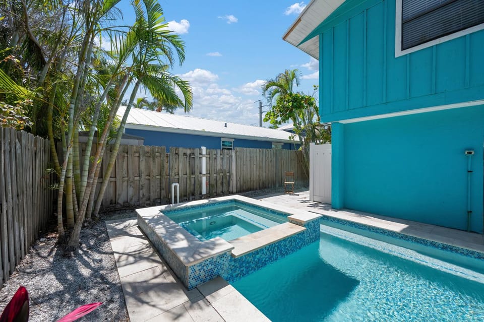 Hidden Treasure Unit A! Modern duplex with shared pool just 200 steps to the beach! House in Holmes Beach