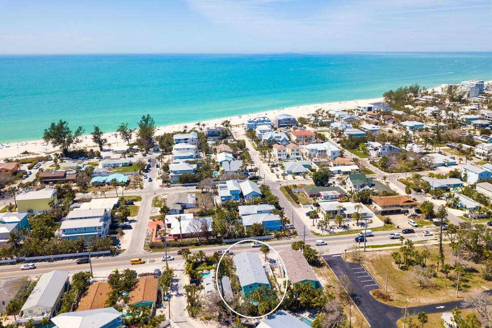 Hidden Treasure Unit A! Modern duplex with shared pool just 200 steps to the beach! House in Holmes Beach
