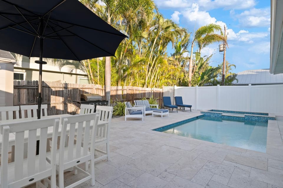 Mermaid Sunset! Available for Summer! Coastal beach home with pool 200 steps to beach! House in Holmes Beach