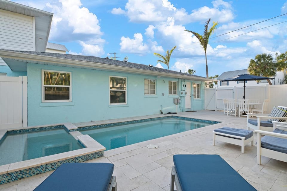 Mermaid Sunset! Available for Summer! Coastal beach home with pool 200 steps to beach! House in Holmes Beach