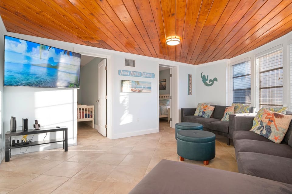 Mermaid Sunset! Available for Summer! Coastal beach home with pool 200 steps to beach! House in Holmes Beach