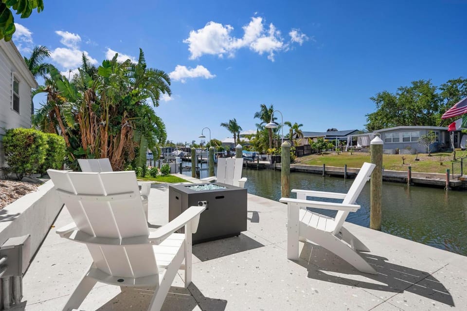 Bayside Hideaway! Private pool with water view and canal side dock! Available for Summer! House in Bayshore Gardens