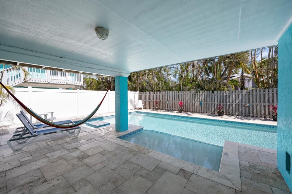 Hidden Treasure Unit B! Modern duplex with shared pool just 200 steps to the beach! House in Holmes Beach