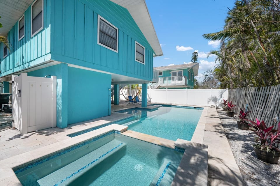 Hidden Treasure Unit B! Modern duplex with shared pool just 200 steps to the beach! House in Holmes Beach