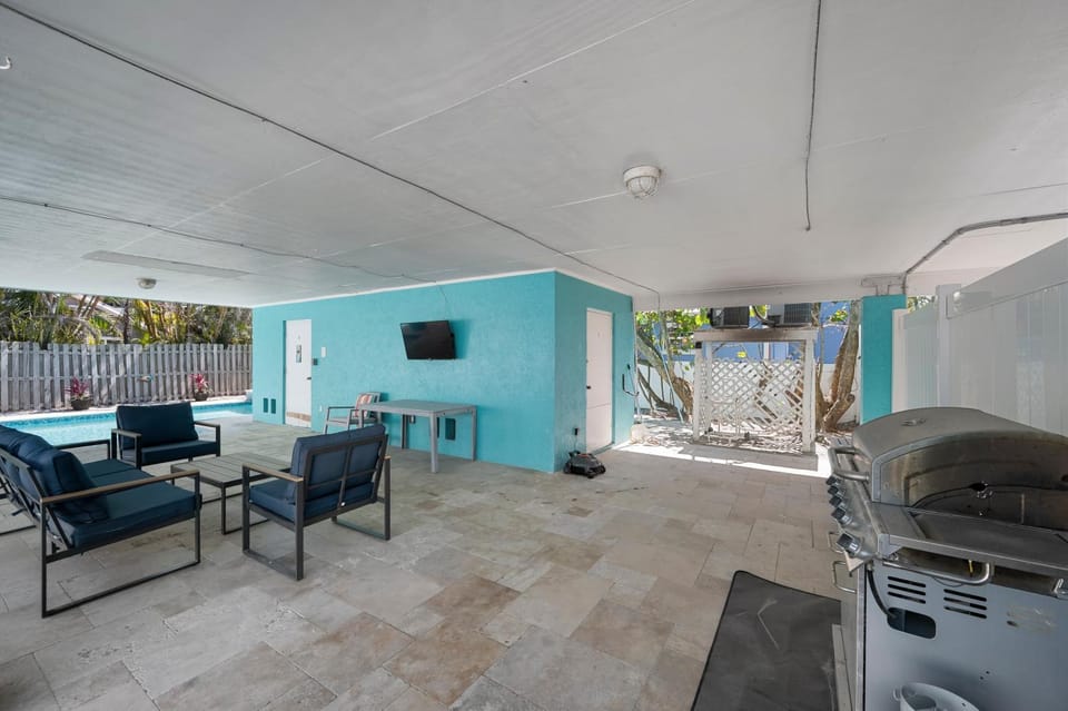 Hidden Treasure Unit B! Modern duplex with shared pool just 200 steps to the beach! House in Holmes Beach
