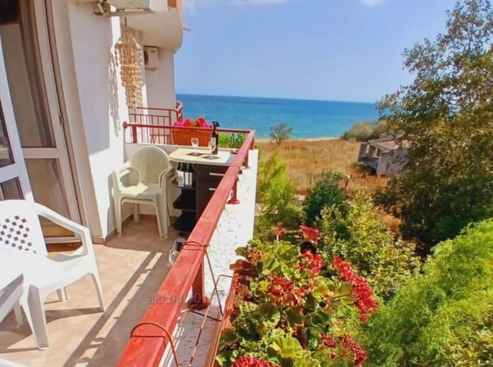 Property building, Day, Natural landscape, Garden, View (from property/room), Balcony/Terrace, Garden view, Sea view
