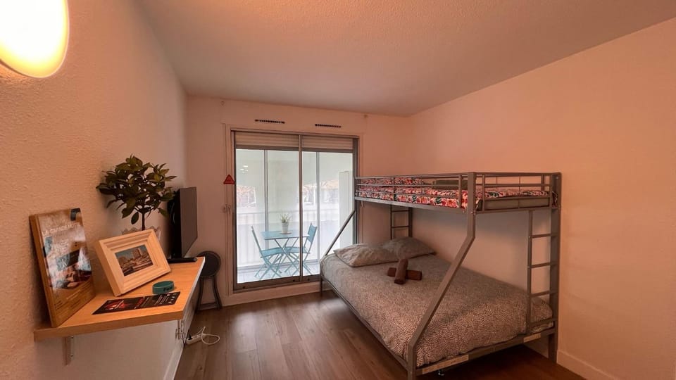 Bed, Photo of the whole room, bunk bed