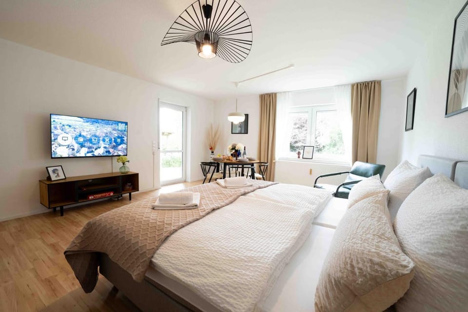 Communal lounge/ TV room, Bed, TV and multimedia, Living room, Photo of the whole room, Evening entertainment, Bedroom