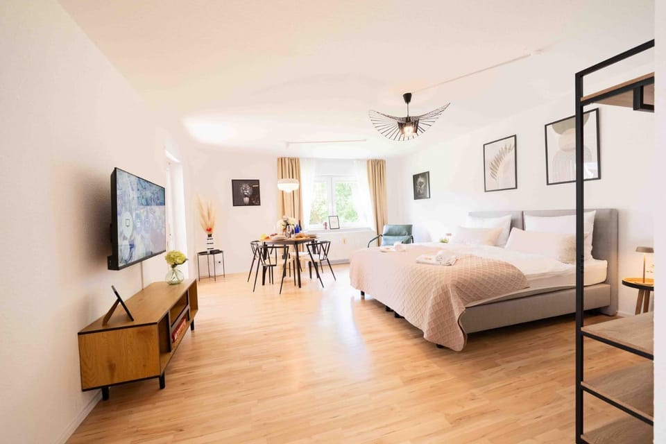 Bed, TV and multimedia, Living room, Photo of the whole room, Seating area, Dining area, Evening entertainment, Bedroom