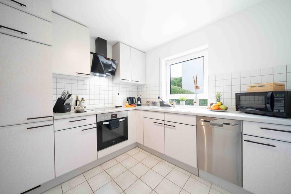Coffee/tea facilities, Kitchen or kitchenette, dishwasher, oven, stove, toaster