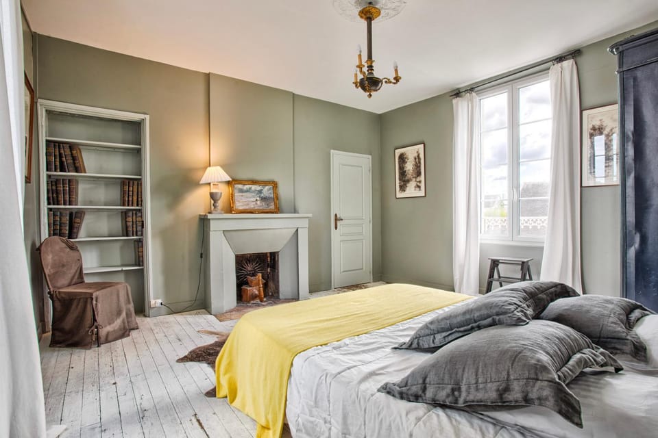 Bed, Library, Bedroom, towels