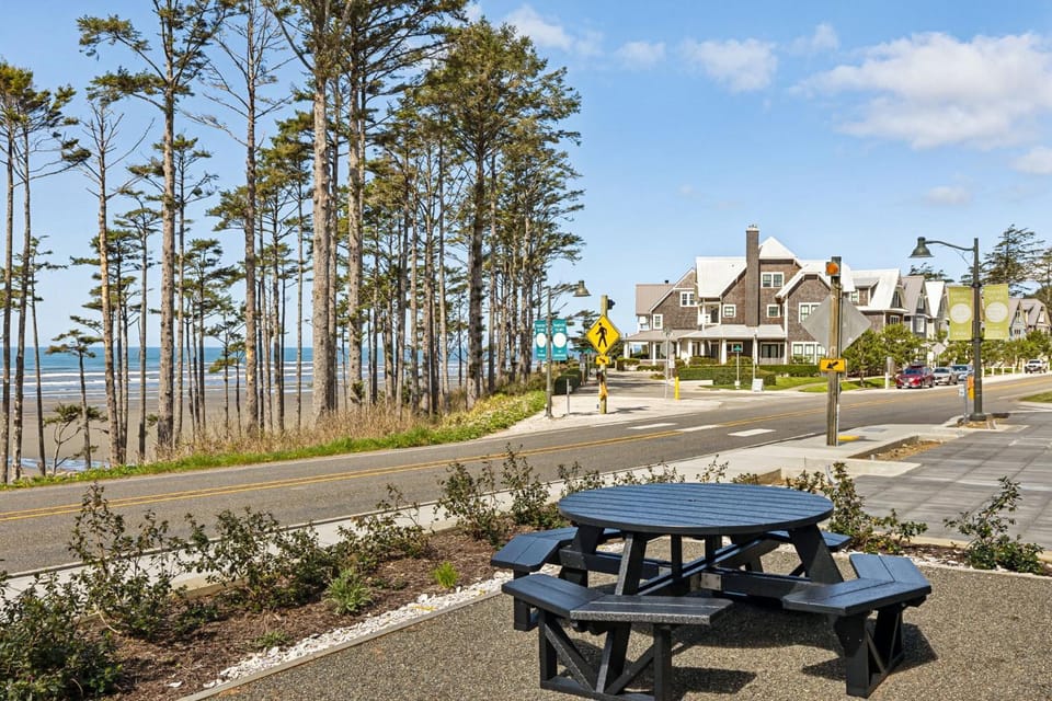 Neighbourhood, Natural landscape, Beach, Sea view