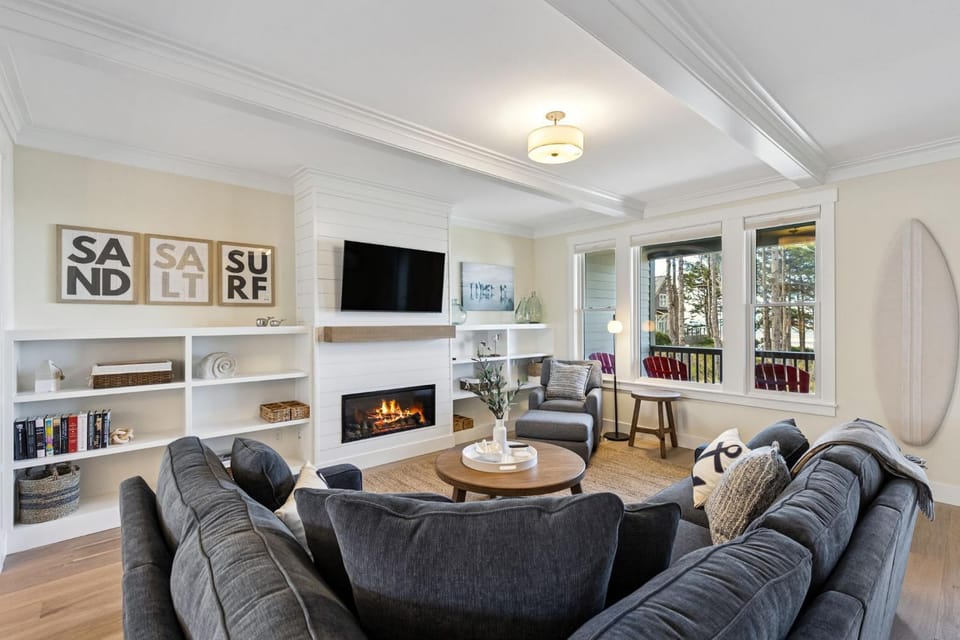 Communal lounge/ TV room, Living room, Seating area, Evening entertainment