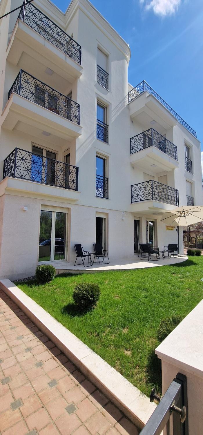 Property building, Balcony/Terrace, Garden view