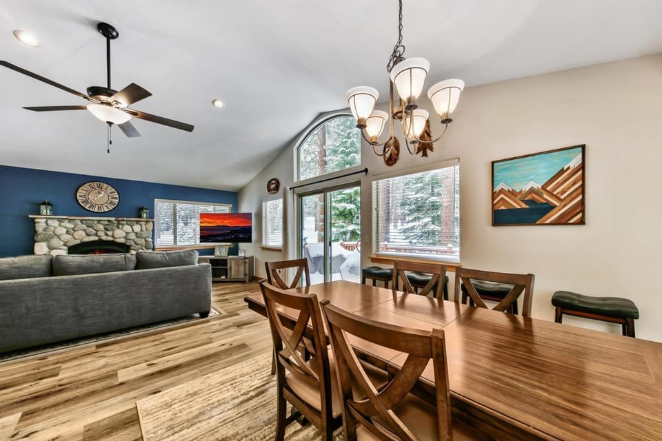 Grand Cabin Paradise - Beautiful Yard BBQ Forest Cabin in South Lake Tahoe