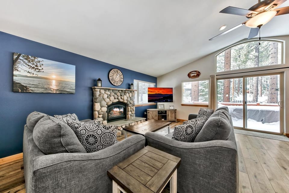 Grand Cabin Paradise - Beautiful Yard BBQ Forest Cabin in South Lake Tahoe