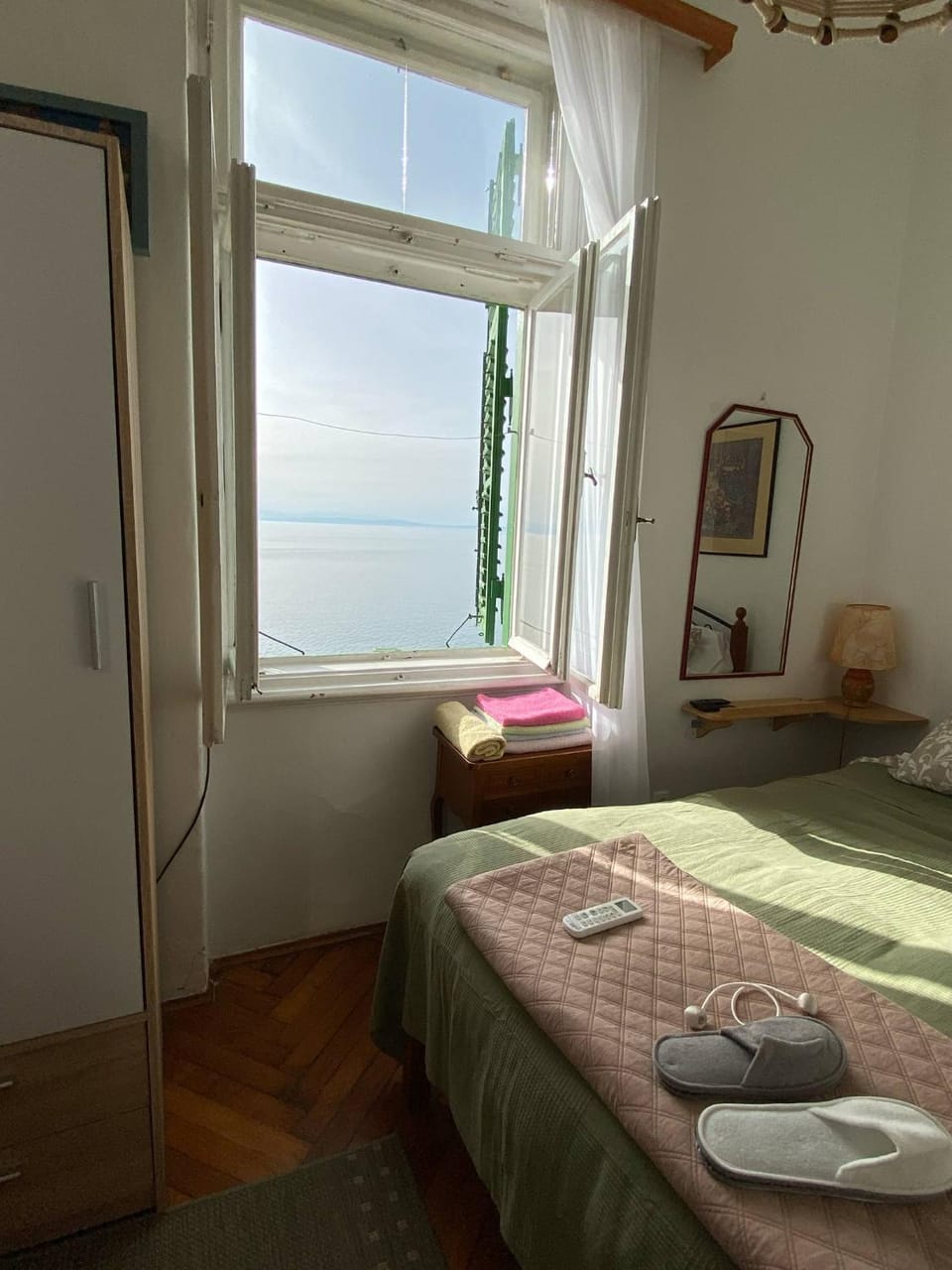 Bed, Natural landscape, Photo of the whole room, Sea view