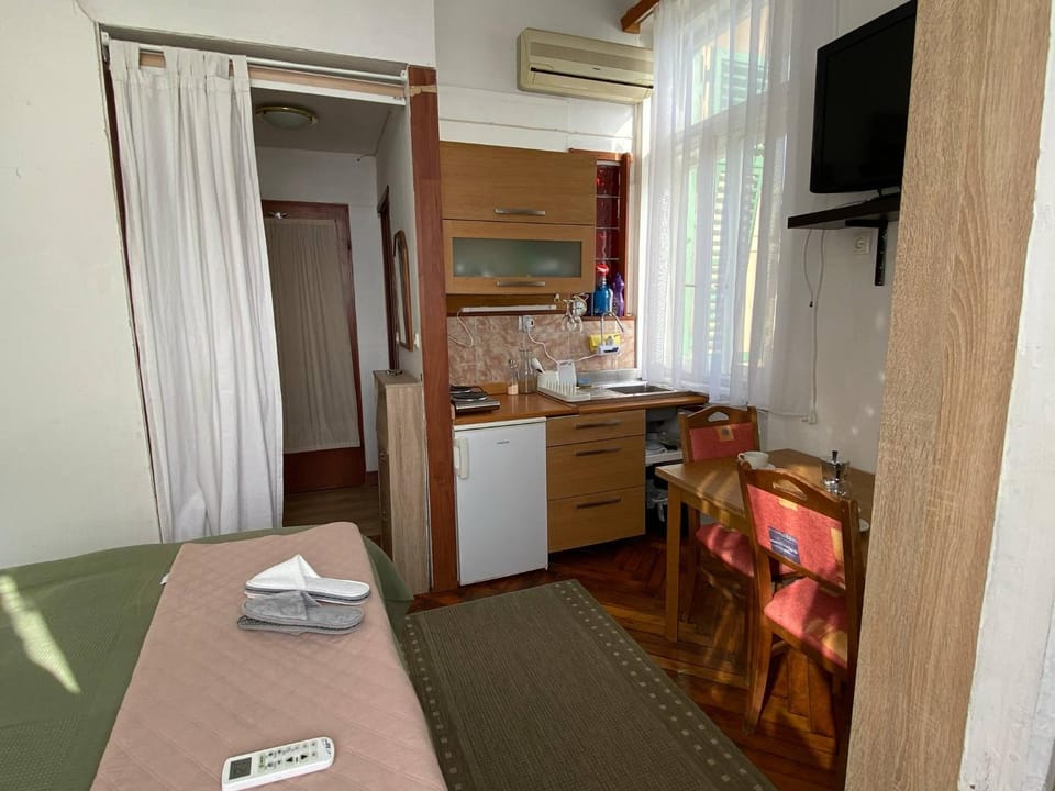 Bed, Kitchen or kitchenette, Seating area, air conditioner
