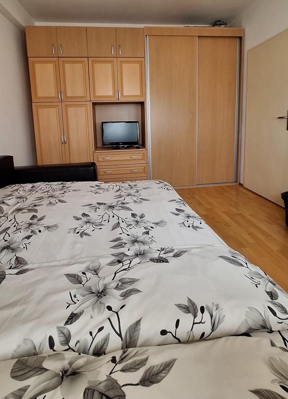 Bed, Day, Activities, TV and multimedia, View (from property/room), View (from property/room), Kitchen or kitchenette, Photo of the whole room, Decorative detail, Bedroom, Area and facilities, Time of day, Family, internet, internet, wardrobe