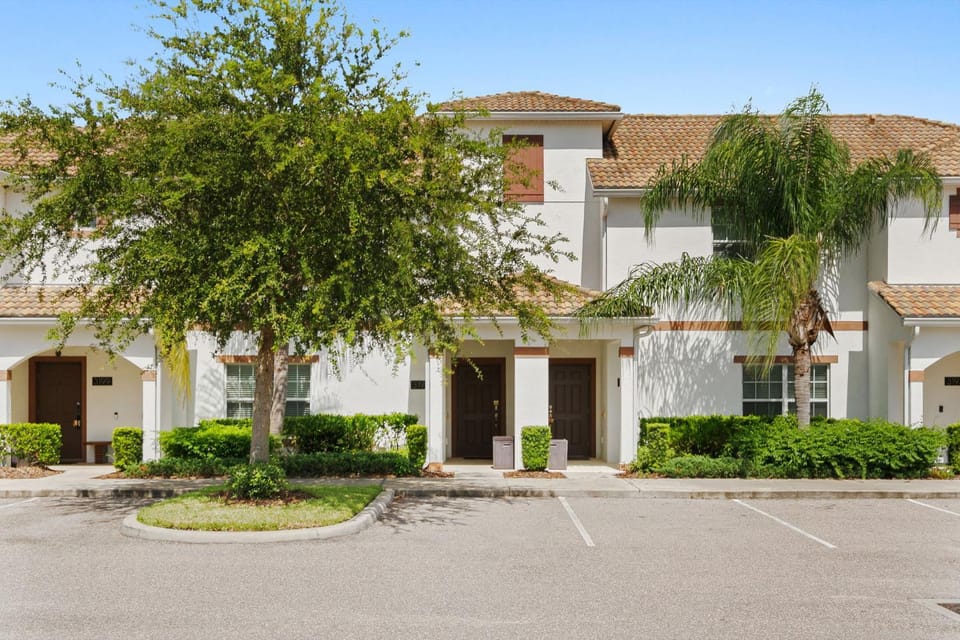4BR Townhome with Pool at Storey Lake House in Kissimmee