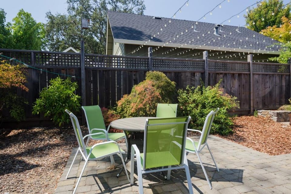 The Sonoma Grape Escape 4 BD and 2,5BA Wineries Nearby House in Napa Valley