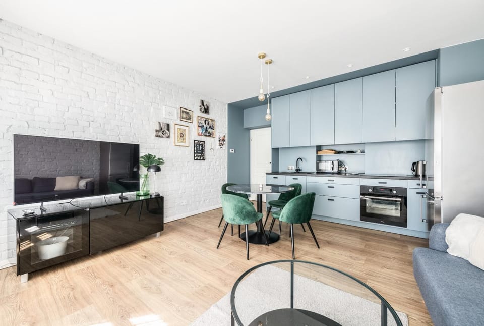 TV and multimedia, Kitchen or kitchenette, Living room, Seating area, Dining area, dishwasher, stove