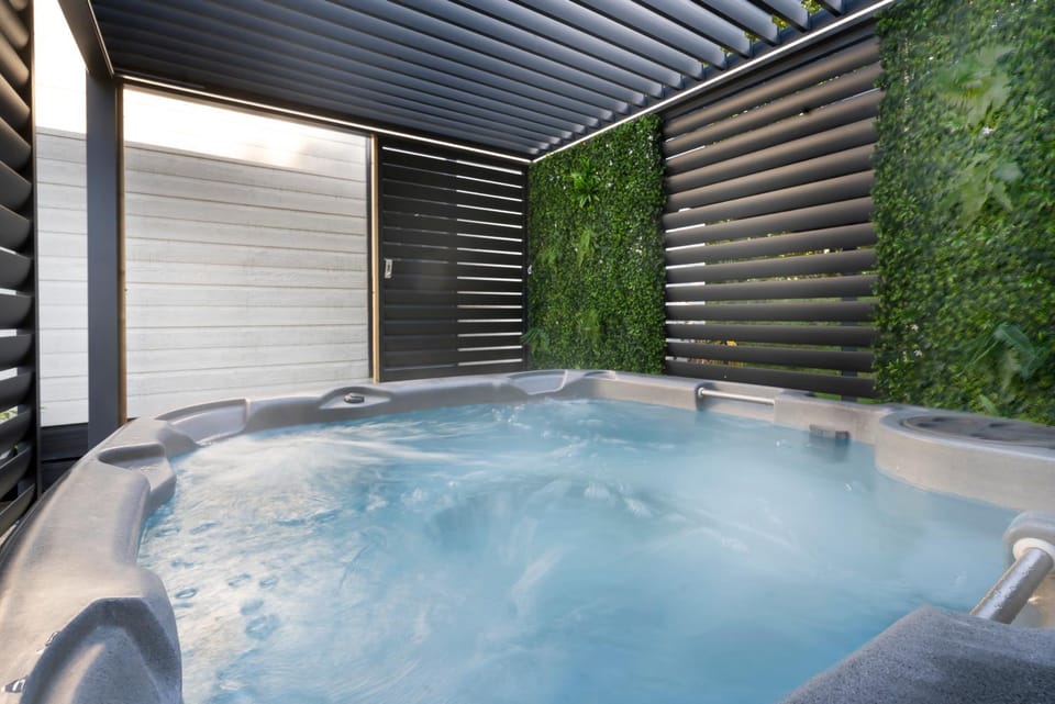 Silverdale Lodge, HotTub, Wi-FI, Quiet & Sleeps 4 House in England