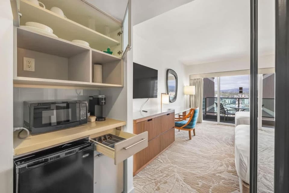 Top Floor Studio with Balcony & Views 3528 Apartment in Honolulu