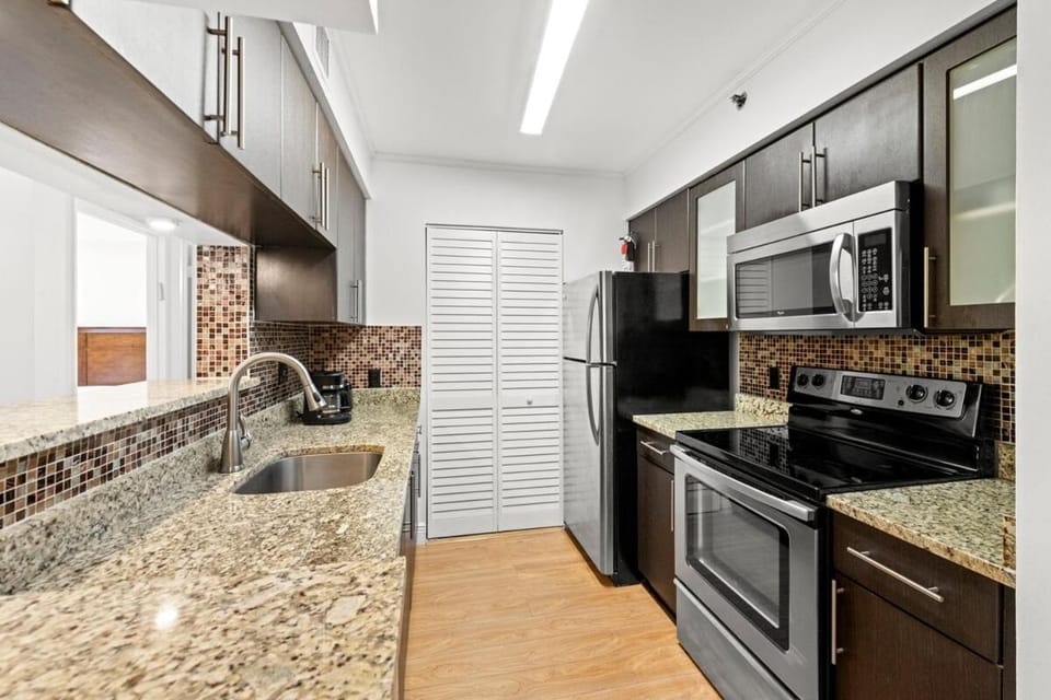 Yacht Club Miami Suite 1BR and 1BA with Pool FREE Parking Gym & Jacuzzi Apartment in Aventura