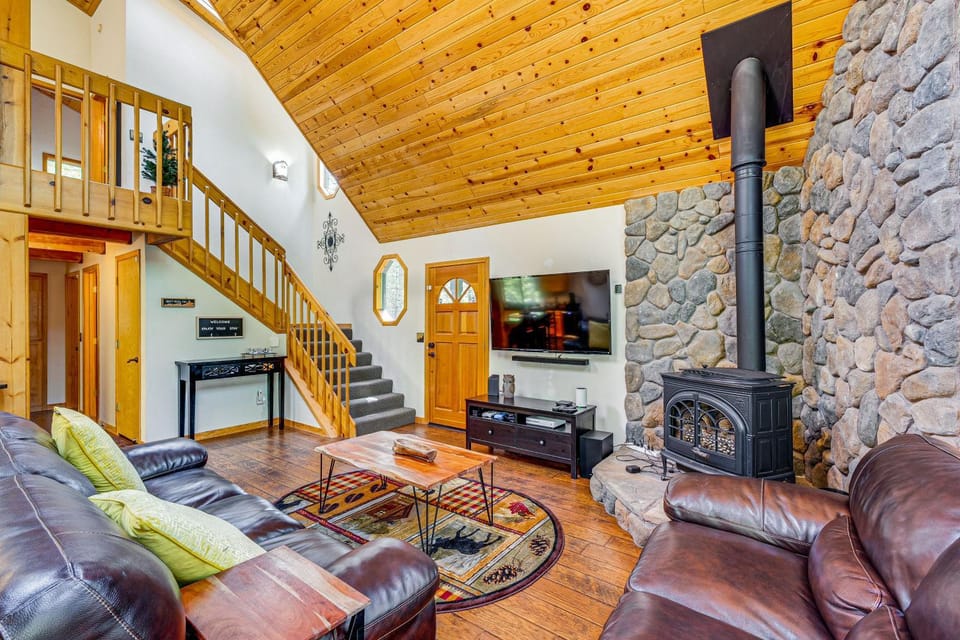 Blue Lake Mountain Retreat w/ Lake & Pool Access House in Arnold